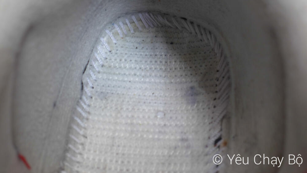 Strobel last của Nike Air Max Lite (giày đi chơi) là một miếng synthetic cứng