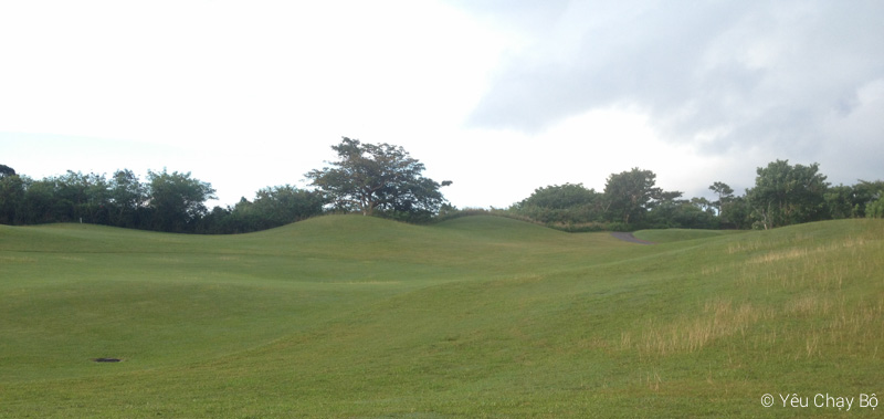 Đồi cỏ xanh ngắt của lỗ golf 18