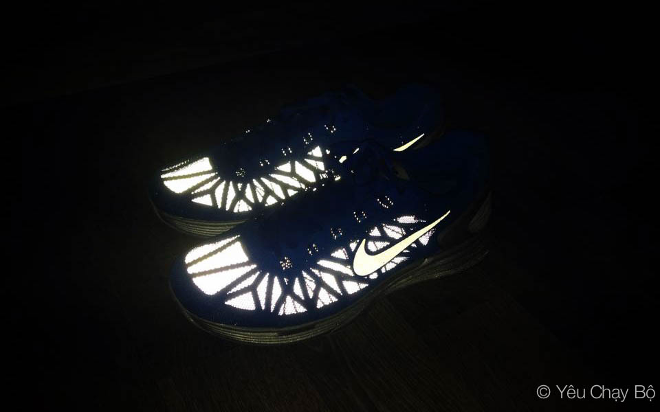 Nike LunarGlide 6 phản quang dưới ánh đèn Flash