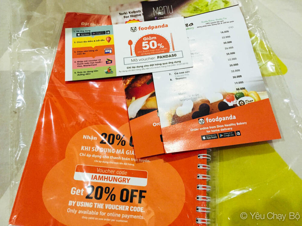 Các voucher, thông tin khuyến mãi đi kèm theo túi xách của FoodPanda