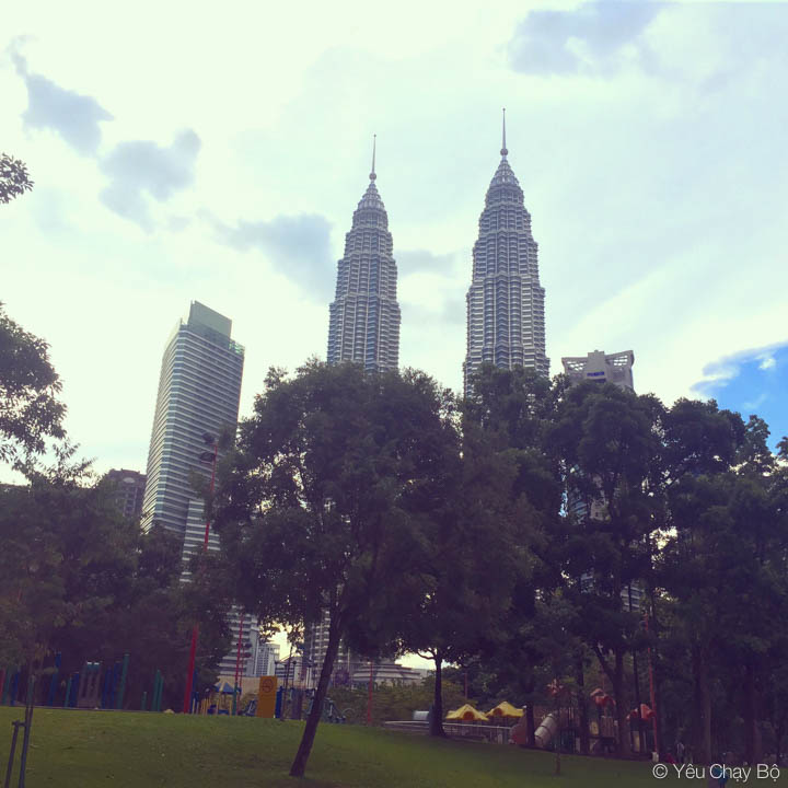Tháp đôi Petronas nhìn từ KLCC Park