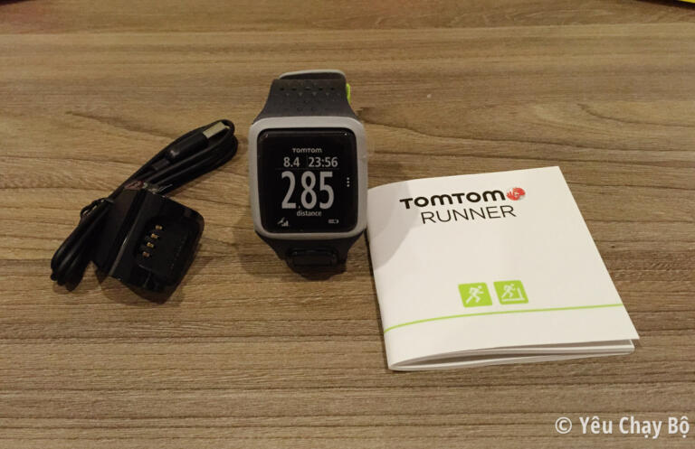 Trên tay đồng hồ chạy bộ TomTom Runner GPS – Gọn nhẹ vừa tay