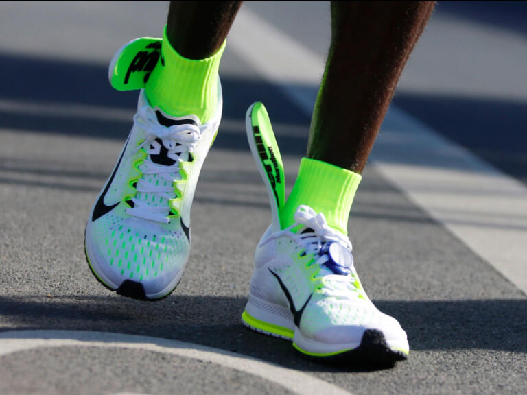 Vì sao bạn nên hạn chế mang giày mới đi thi đấu hay đi chạy đường dài?