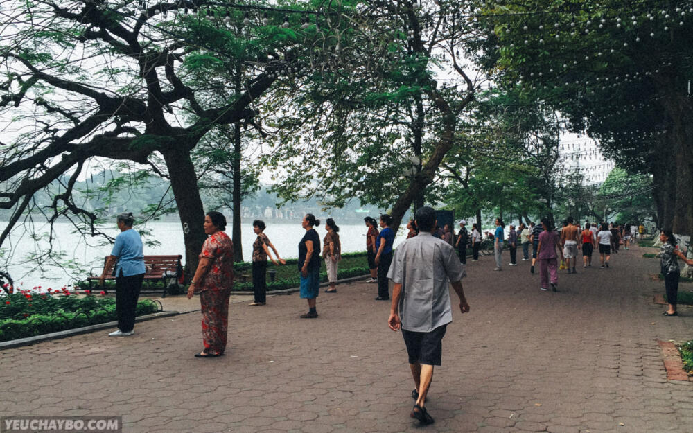 Người người đi bộ, tập thể dục quanh Hồ Gươm