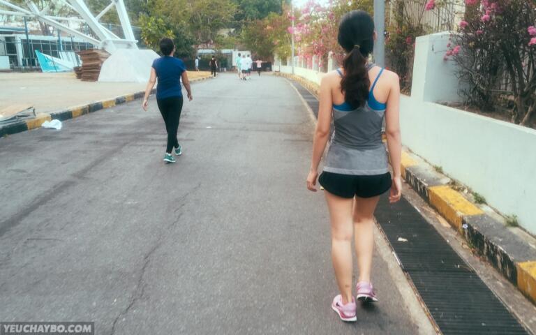 [Chạy bộ cùng vợ] Cuối tuần chạy bộ ở nhà thi đấu Phú Thọ cùng người đẹp