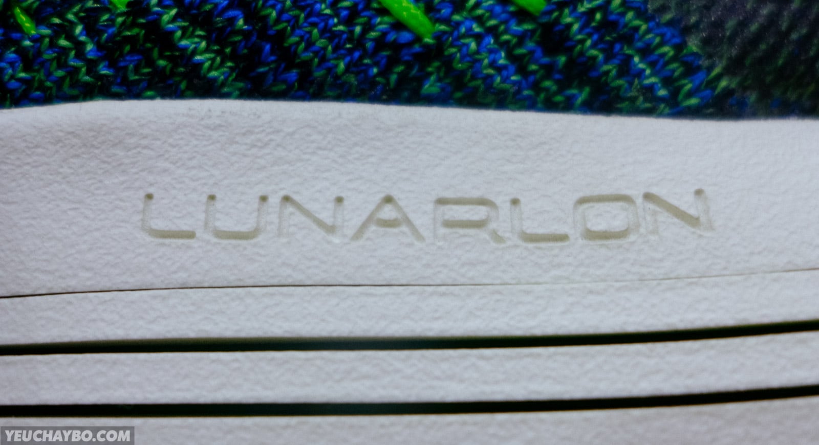 Logo LUNARLON cũng được khắc bằng Laser