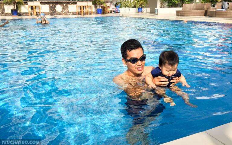 Đi bơi chào hè cùng bé Silk ở hồ bơi khách sạn Tân Sơn Nhất