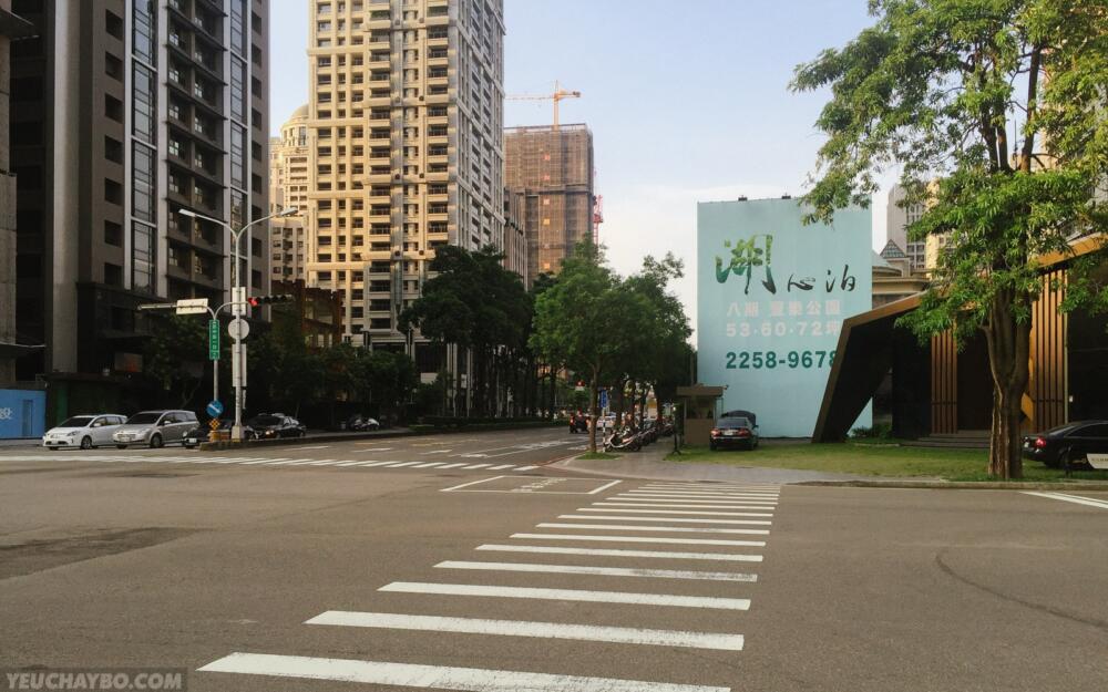 Đường phố vắng lặng ngay trung tâm Taichung
