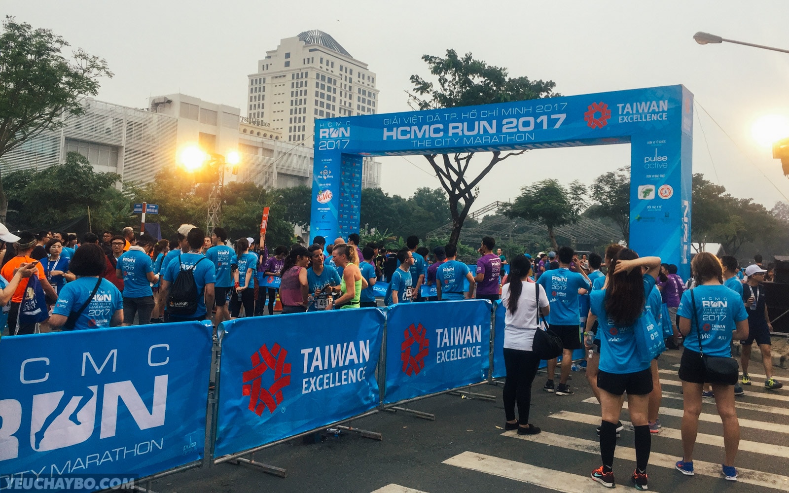 Kí sự HCMC Run 2017 - Hoàn thành mục tiêu: chồng 2 tiếng, vợ 1 tiếng - HCMC Run 2017 01