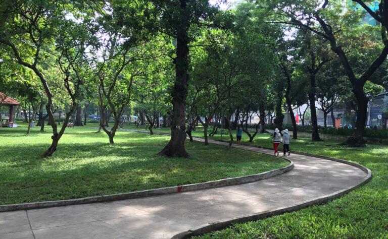 Tránh nắng ở công viên Lê Văn Tám
