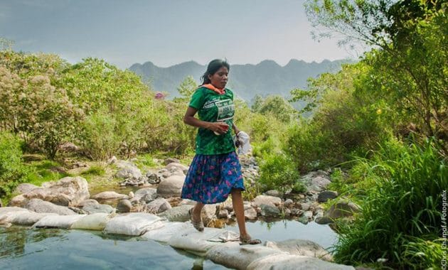 Cô gái bộ lạc Tarahumara dành chiến thắng cự ly 50K ultra trail chỉ với đôi sandal bằng vỏ xe cao su - Maria Lorena Ramirez 2