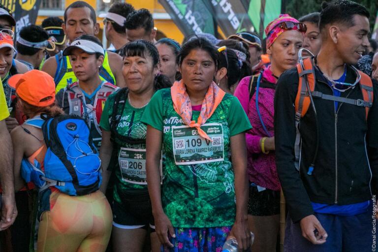 Cô gái bộ lạc Tarahumara dành chiến thắng cự ly 50K ultra trail chỉ với đôi sandal bằng vỏ xe cao su