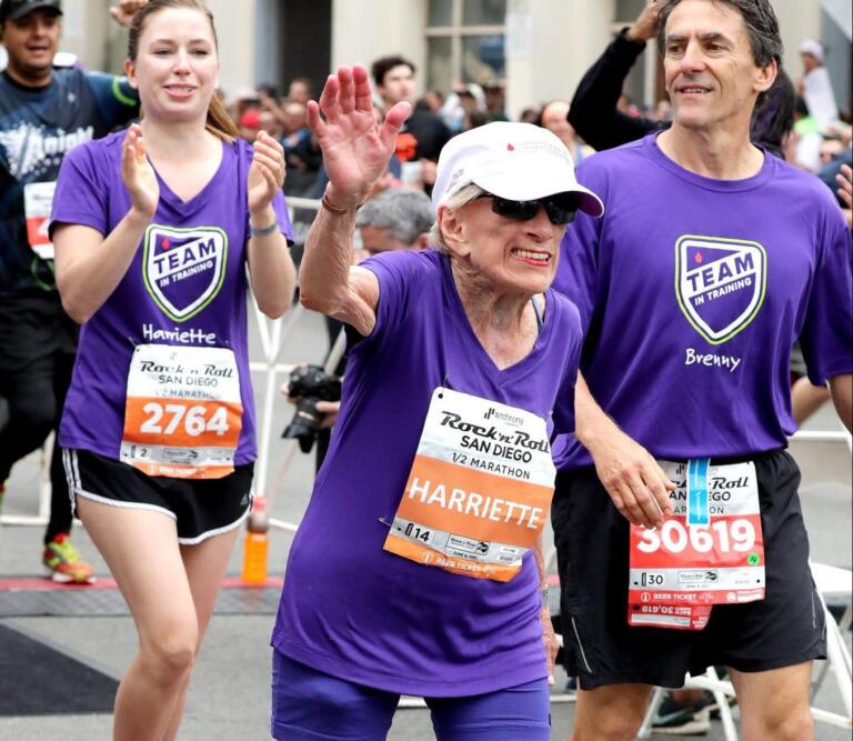 Cụ bà Harriette Thompson lập kỷ lục thế giới khi chinh phục Half-Marathon ở tuổi 94