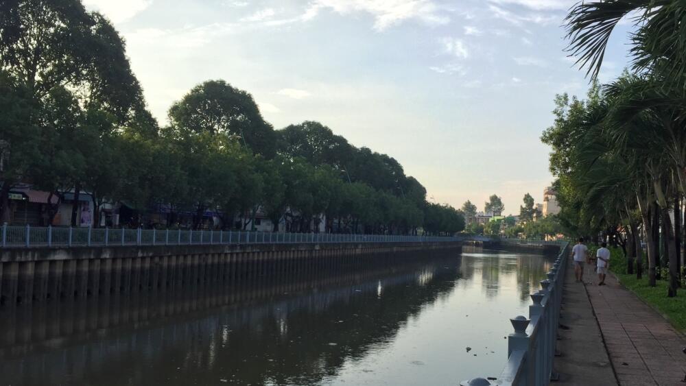 Lần đầu chạy bộ bờ kè kênh Nhiêu Lộc - Đường đẹp, cảnh đẹp nhưng lâu lâu hơi thúi - chay bo bo ke nhieu loc 1