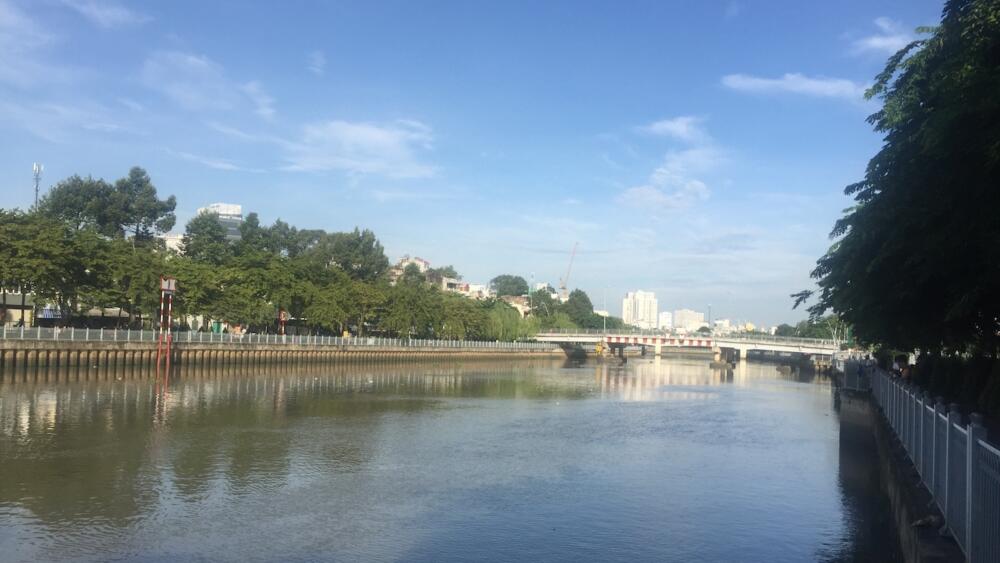 Lần đầu chạy bộ bờ kè kênh Nhiêu Lộc - Đường đẹp, cảnh đẹp nhưng lâu lâu hơi thúi - chay bo bo ke nhieu loc 2
