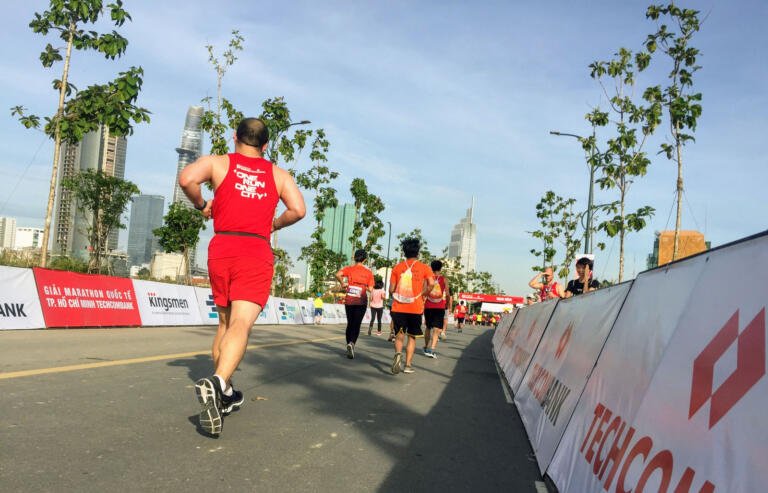 Kí sự HCMC International Marathon 2017 – Cắm đầu mà chạy!