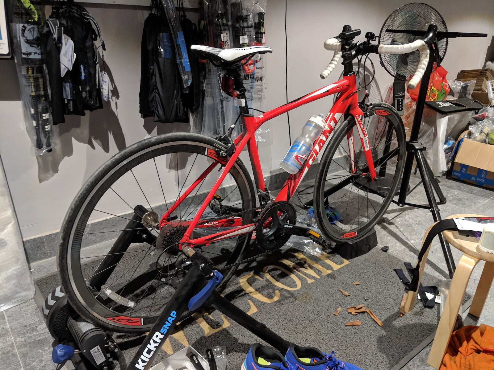 IM 70.3 2019 – [Tuần 19] Giảm tải, học thay lốp xe, gửi xe đạp - giant scr