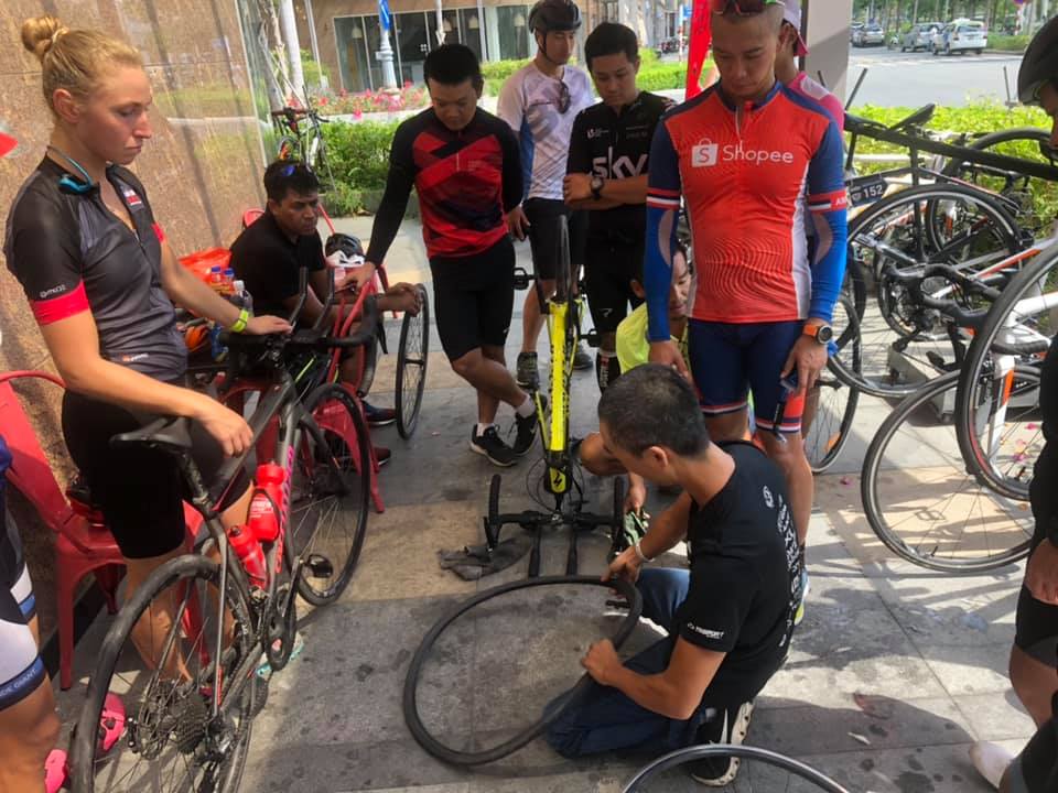 IM 70.3 2019 – [Tuần 19] Giảm tải, học thay lốp xe, gửi xe đạp - workshop thay lop xe vntc