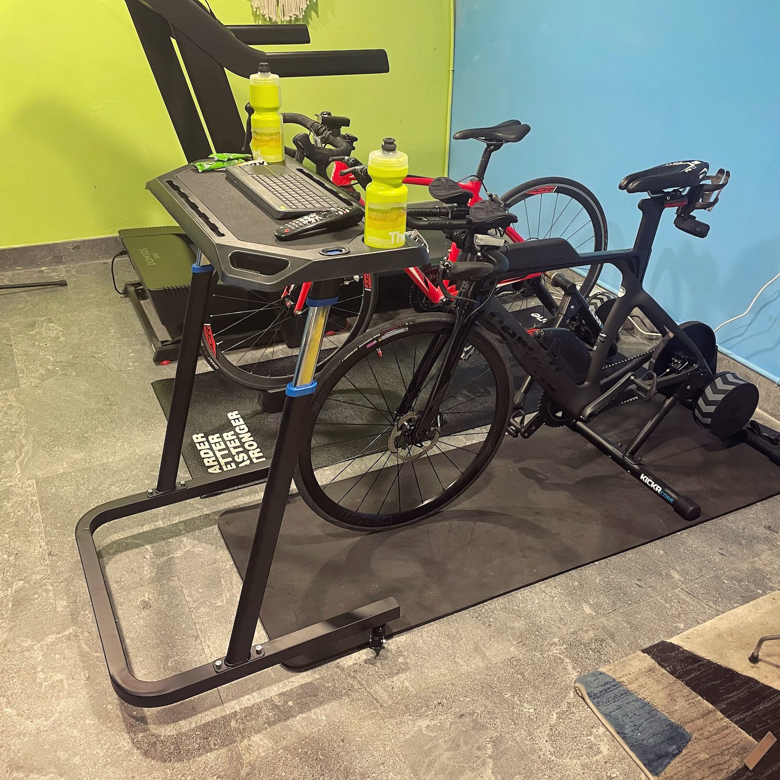 [Thư giãn mùa dịch] Dọn dẹp, cải tạo pain-cave, góc làm việc lấy hưng phấn tập luyện, viết blog - ban dap xe unisky cycling desk