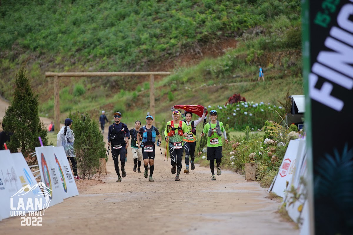 Kí sự Laan Ultra Trail 2022 - Chồng dạo chơi, vợ đua podium - laan ultra trail 2022 ve dich